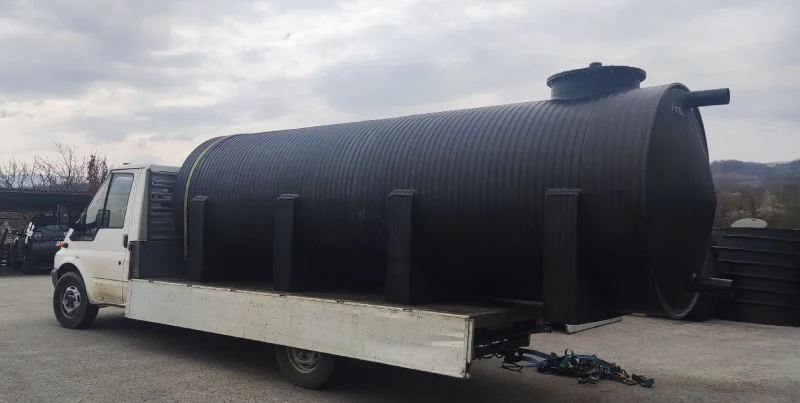 Horizontalna cisterna za vodu od 10000 litara na kamionu